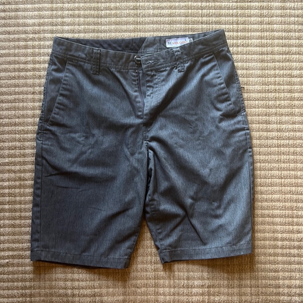 VOLCOM men’s size 32 gray FRICKIN shorts